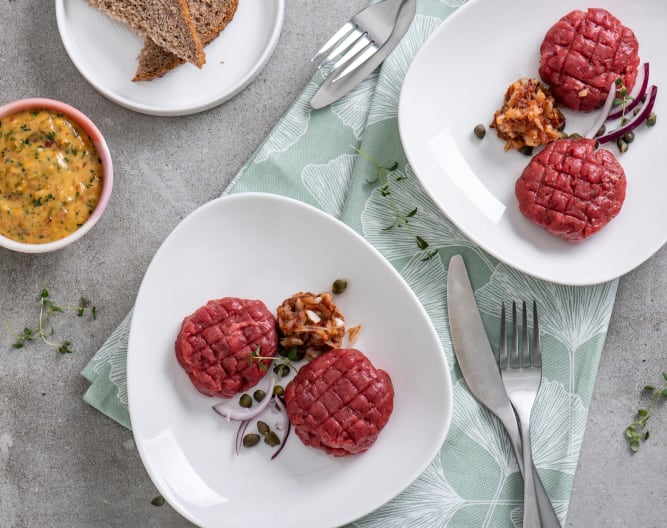 TÁRTARO DE CARNE CON ALCAPARRAS Y SALSA ALIOLI DE TOMATES SECOS