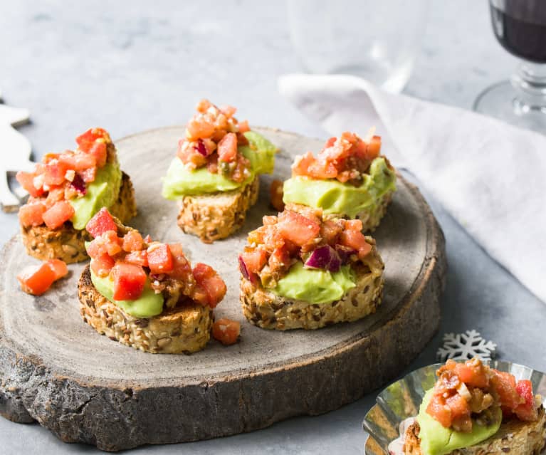 Mini tostadas de falso tartar de tomate