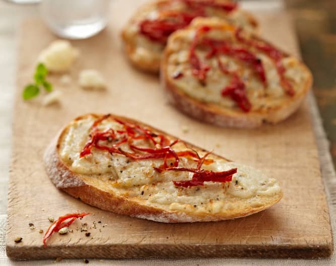 Crostini con quesos y tomates secos