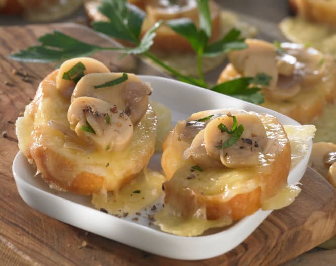 Crostini con champiñones y queso fontina