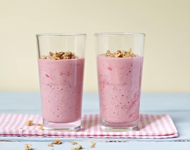 Smoothie de frutos rojos, avena y muesli