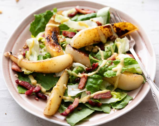Ensalada de pera y tocino con aliño de mostaza