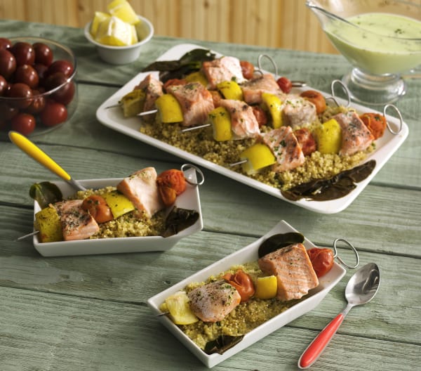 BROCHETAS DE SALMÓN CON SALSA DE COCO Y ALBAHACA