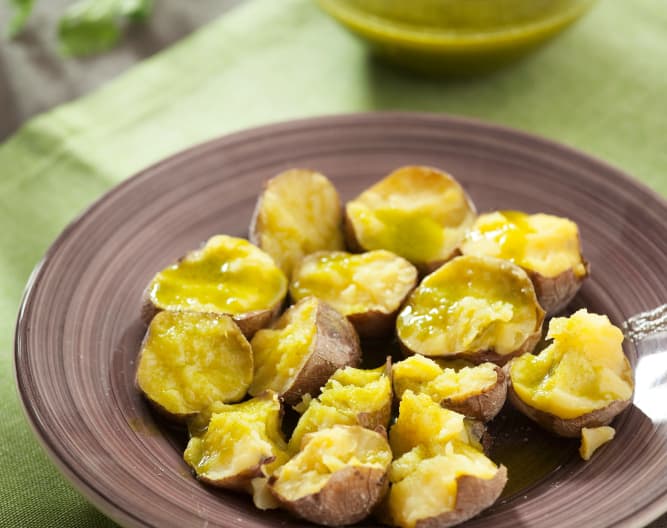 Papas arrugadas con aceite de cilantro