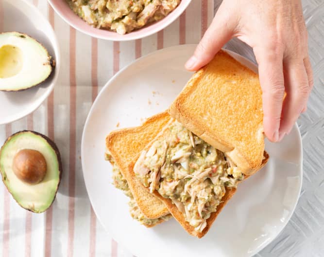 Sándwich de guacamole con atún y huevo duro