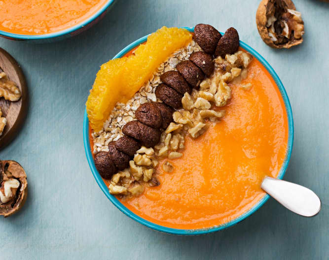 Smoothie bowl de zanahoria, naranja y mango