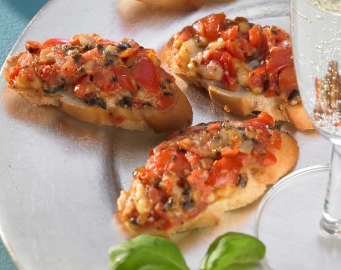 Crostini con tomate y mozzarella