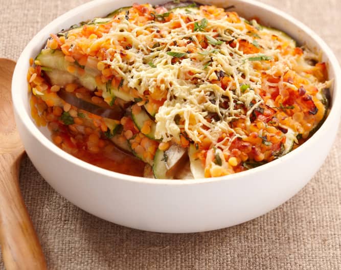 Gratén de berenjena, zapallito italiano y lentejas rojas