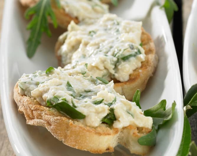 Bruschetta de pollo y rúcula