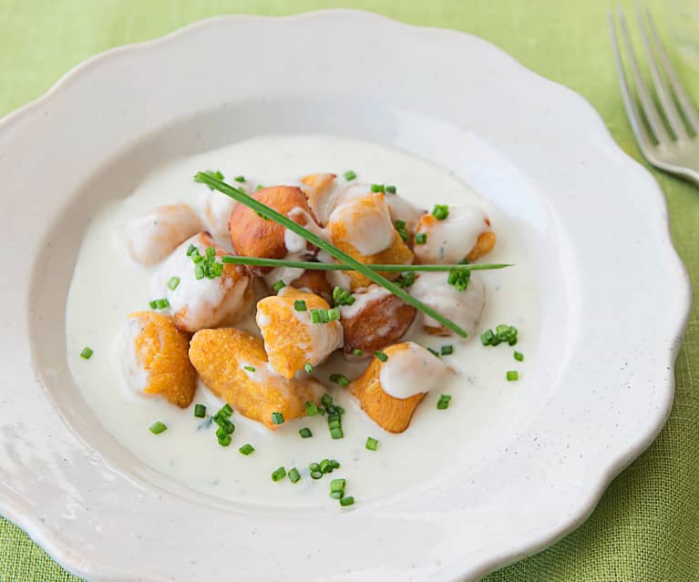 Ñoquis de camote fritos con salsa de gorgonzola