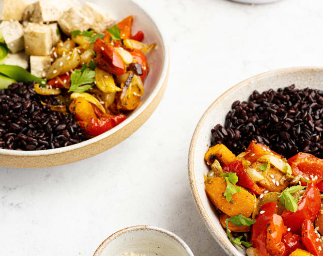 ARROZ NEGRO CON VERDURAS ASADAS Y TOFU