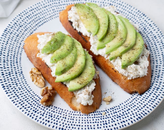 Tostadas con palta y crema de queso fresco con nueces