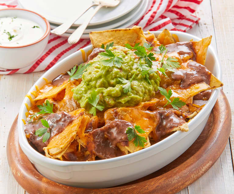 Nachos con porotos negros y guacamole