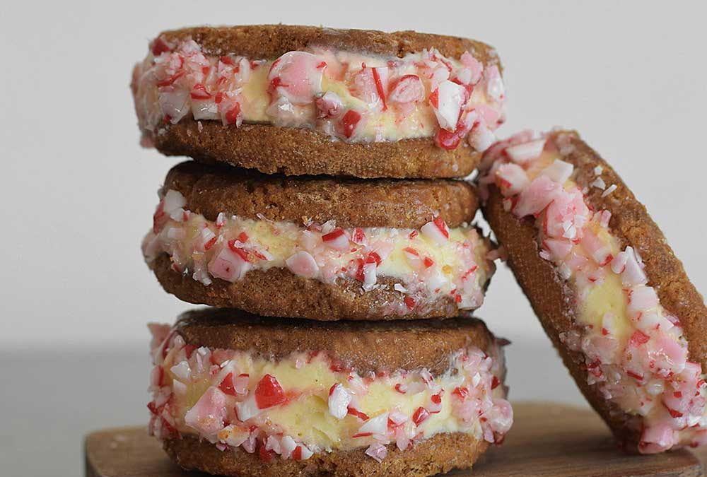 SÁNDWICHES DE GALLETAS DE NAVIDAD CON HELADO DE VAINILLA