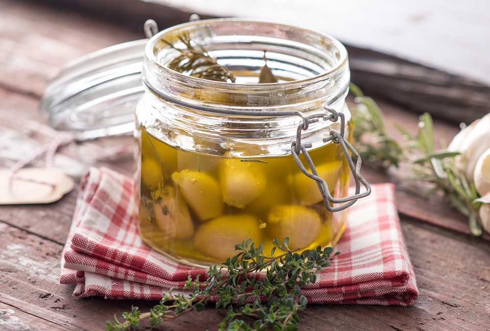 AJOS CONFITADOS A LAS HIERBAS