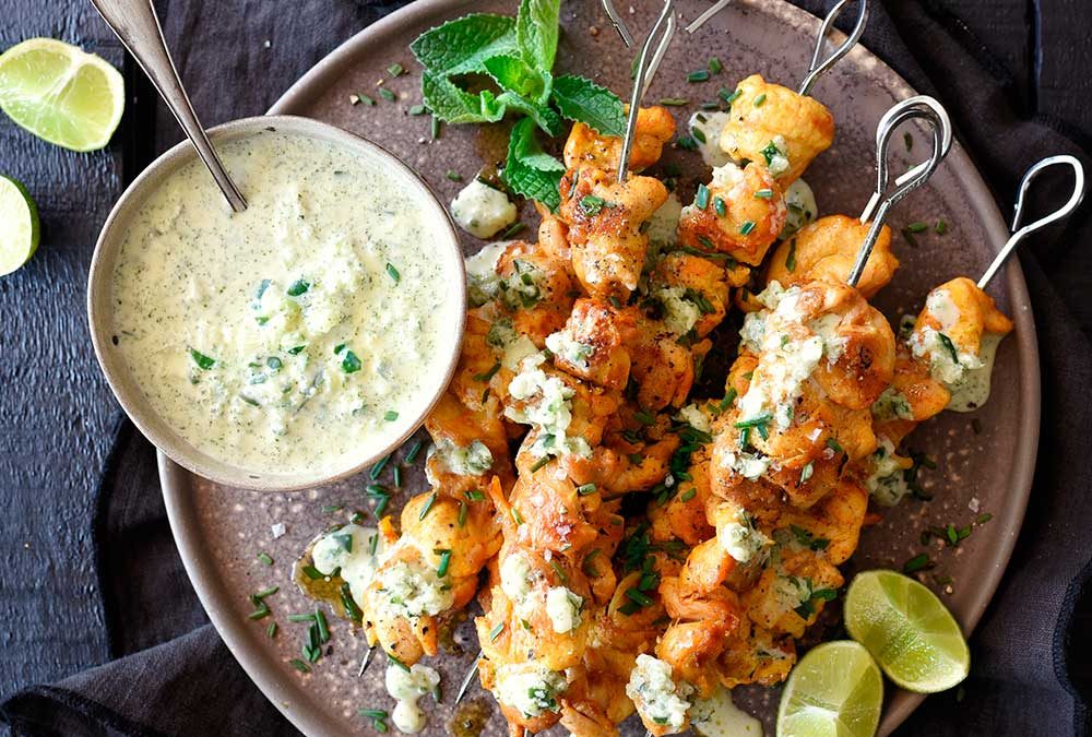 BROCHETAS DE POLLO CON SALSA DE YOGURT Y PEPINO