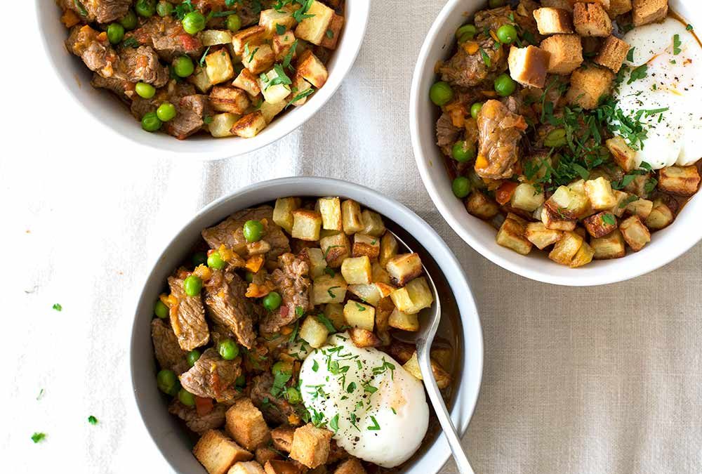 FRICASE DE LOMO CON HUEVOS POCHADOS