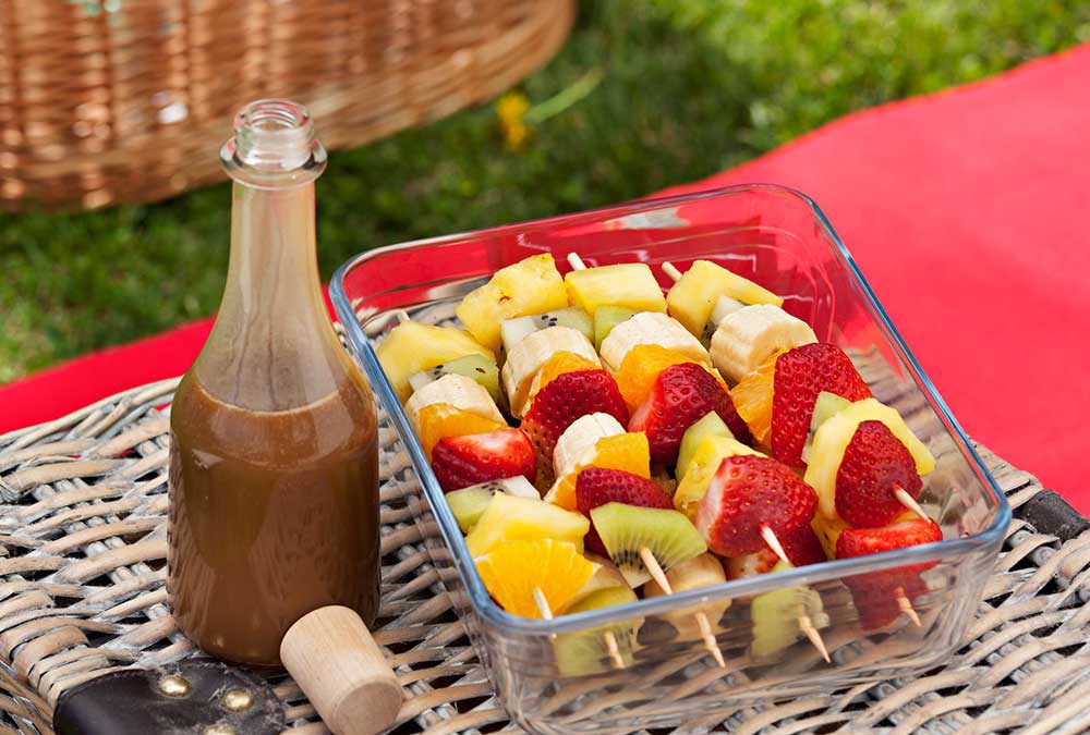BROCHETAS DE FRUTA CON SALSA DE TOFFEE